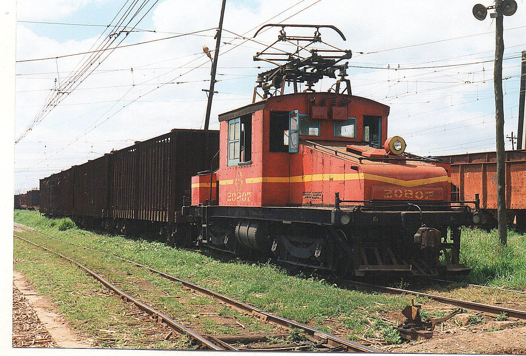 Sukkerrørstog fremførst af FCC 20807, GE 9923/1925. Lokomotivet her er således FCC og ikke MINAZ!