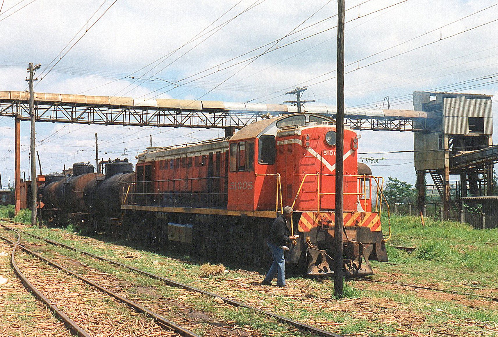 FCC 51005 med et godstog. I tankvognene er der enten sukkersaft eller olie, i begge tilfælde formentltransporter fra MINAZ? Lokomotivet kørte tidligere på dagen med et banetjenestetog.