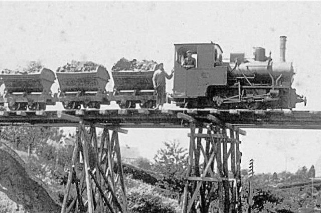 Lykkes Krausser, Krauss 7193, der købtes til anlægget, ses her senere i 30'erne var anlæg af den nye banegård i Fredericia. Lokomotivet er fotograferet på en interimistisk bro over den kommende stations sydende, hvor Prangervejsbroen i dag ligger.