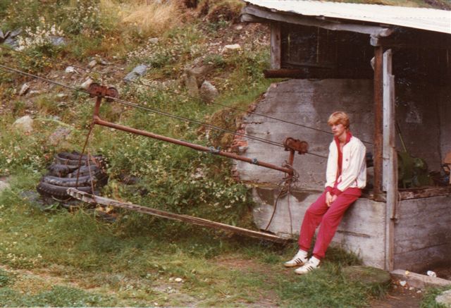 Højere oppe i dalen havde en gård en tovbane ned til stationen i Dalsbotn til transport af mælkejunger. 1983.