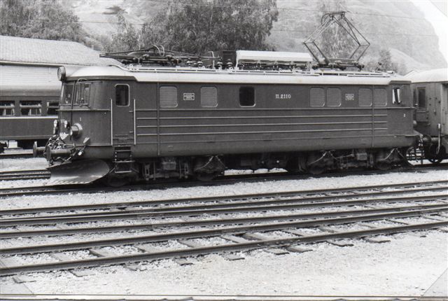 Ellokomotiverne var af NSBs type El 11. her nr. 2110. Jeg har noteret Thune 654/1956 med eludstyr fra BBC. Lokomotiverne var udstyret med flere af hinanden uafhængige bremsesystemer, så ethvert af NSB lokomotiver kunne ikke køre på banen. Kun tre El 11 var ombygget til brug for banen. Foto fra 1983.