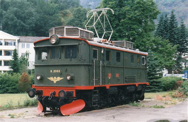 I 1997 var banens oprindelige lokomotiver fra starten vendt tilbage dog som denkmal. Her NSB El 9.2063. Thune 420/1944. 970 hk. Der var tre specialbyggede, og de havde tre sæt bremser, elbreme, bremseklodser og skinnebremse, går jeg ud fra.