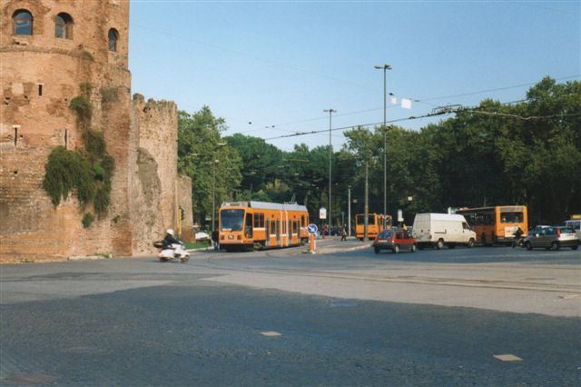 Sporvogn på linje 8 på Piazza Sct. Paolo foran Roms bymur. 1998.