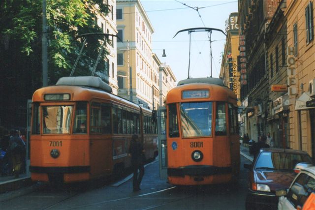 Et par sporvogne af en noget ældre model på linje 14 ved Termini Vest i Rom. 1998.