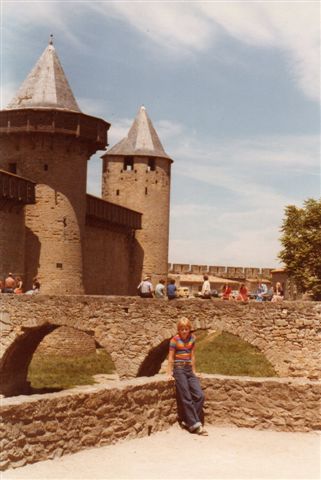 På vej fra Andorra til Auvergnes Højland passerede vi Carcasonne med dobbelt bymur fra Middelalderen med byporte og en fæstning. På dette foto fra 1978 ser vi en af byportene.