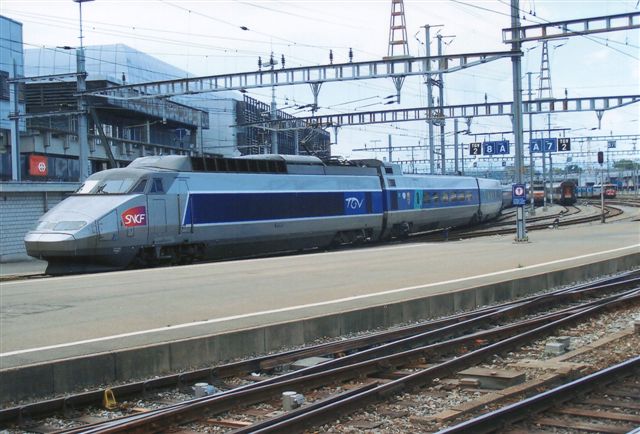 SNCF TGV sæt 31 kører til perron i Geneve i Schweiz. Kun en del af toget ses. De er lange de tog. Foto fra 2009.