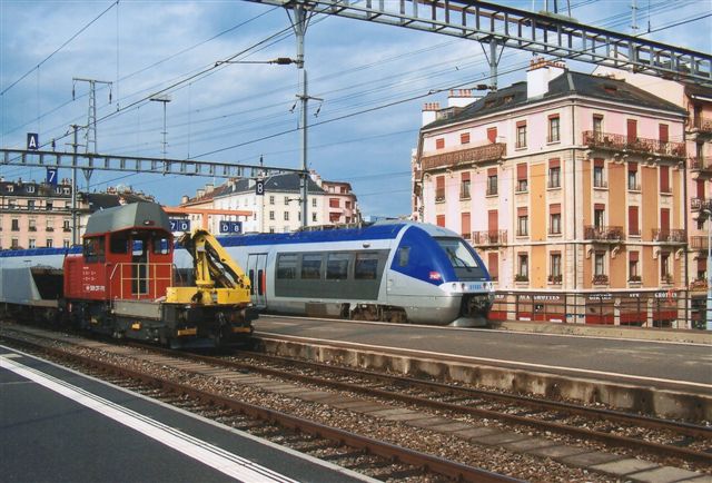 I Geneve sneg dette elektriske franske togsæt på fire vogne sig også ind på denf ranske del af banegården, men jeg gik ikke gennem tolden. Schweiz er jo ikke i EU. Den grimme trolje er schweizisk.