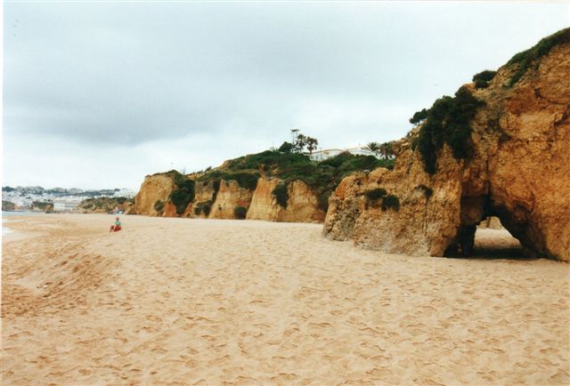 Kalkklipperne på Algarvekysten ved Albufeira havde flere huler og porte. Badegæsternes antal her fremgår af billederne.