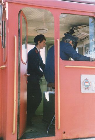 Lokomotivføreren var voksen. Også selv om der kun var tale om et diesellokomotiv. Pioneren i førerhuset var togets togfører. Foto: Bodil Skipper 1989.
