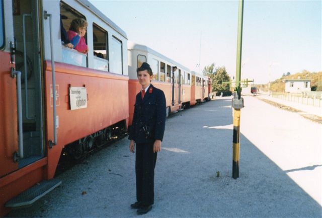 Her venetr togførereren på stationsforstanderes udkørselssignal, så han kan give afgang, når ikke flere passagerer er ved at entre. Foto: K. Østergård 1989.