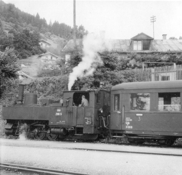 ÖBB 298.51 i Zell am See med tog tll Krimml 1957. Vognen en boggievogn, og typen er stadig i behold, mens lokomotivet er over alle bjerge. Det var sikkert en Krauss. Min far tog i sin tid billedet.