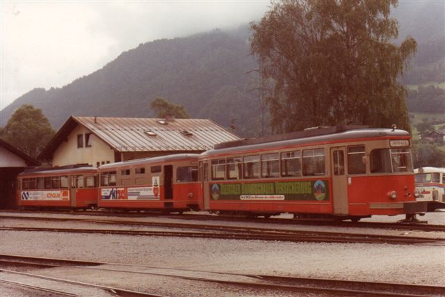 To tidligere elektriske sporvogne, med en mellemliggende generatorvogn. Da banen ikke er elektrisk, fremstiller generatorvognen strøm til sporvognene. Foto: BH 1980.