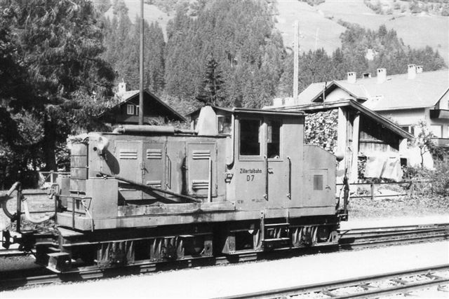 ZB D7 med tog på en af banens mellemstationer. Foto: Thostrup Christensen 1971. Fotografen har ikke opgivet data. 