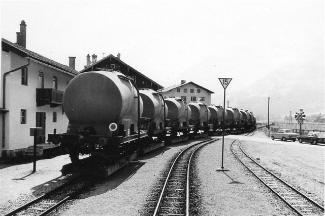 Omkring 1971 blomstrede godstrafikken op, da der byggedes et kraftværk ved banens endestation. Her cementvogne på transportører. Diesellokomotivet trak af med otte vogne. Foto: Thostrup Christensen 1971.
