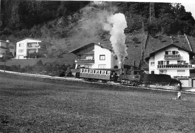 Achenseebahn er delvist en tandhjulsbane. Her ses et tog på tandstangsstrækningen lige efter Jenbach. Foto: Thostrup Christensen 1971.