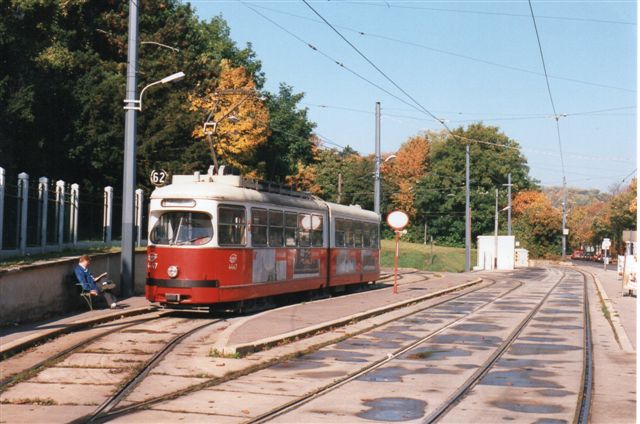 Ældre vogntog på linje 62 på sløjfen i Lainz. Foto: BH 1996. Bemærk, at der kun er døre ind mod fortovet!
