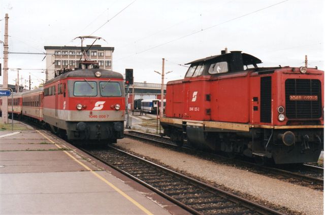 ÖBB 1046 008-7 og ÖBB 2048 027-3 ligeledes på Wien Nord i 1996.