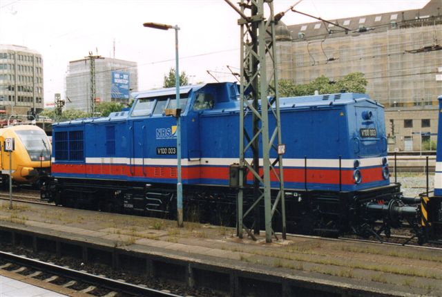 Som anden maskine kørte NRS V 100 003 med en rød stribe. Som det ses, har lokomotivernes ejer skiftet navn til NRS, Nordic Rail Service GMBH. Den gule er et banetjenestekøretøj. 