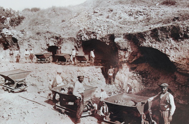 Tipvogne under udgravningerne i mellemkrigstiden. Foto: Ukendt kilde.