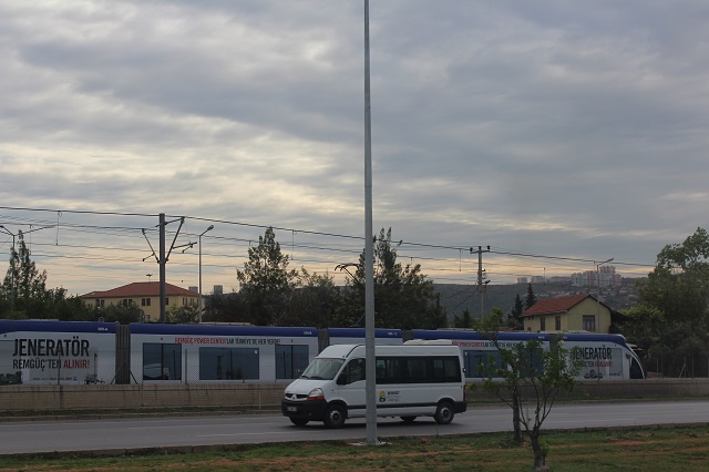 Fra bussen m fra hotellet ind til byen sås letbanen, men på alle fotoforsøg kom der biler i vejen. Altalja 2014.