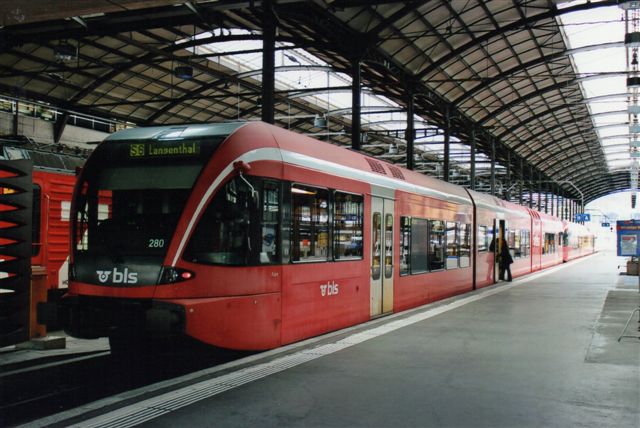 BLS 4 440. S-togslinje S 6 i Luzern køres af BLS. Her BLS 280. 2012.