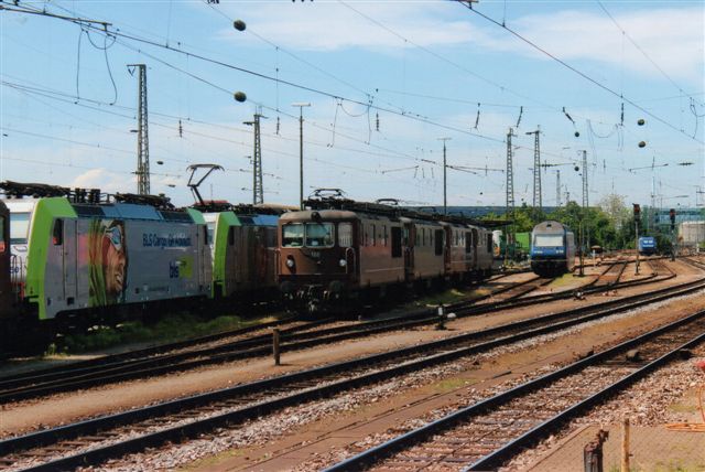 BLS 5 445. Midlertidigt hensatte BLS lokomotiver på Badische Bahnhof i Basel 2012. Her ses fem ældre ellokomotiver, to BLS Cargo, en 2000 og aller fjernest en ubestemt type.  BLS Cargoén er BLS 485 501-0. Badische Bahnhof i Basel 2012. Første lokomotiv i rækkes ses på billedet BLS 180 ovenfor.