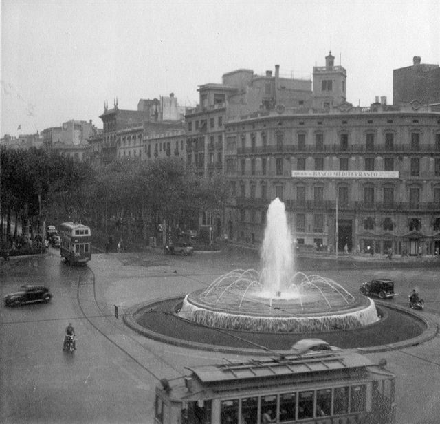 Spanske sporvogne formentlig i Barcelona 1954. Min far plejede at tage et foto fra hotelværelsets vindue. Her er kommet et par sporvogne med. Foto: Hans Kristian Hansen 1954.
