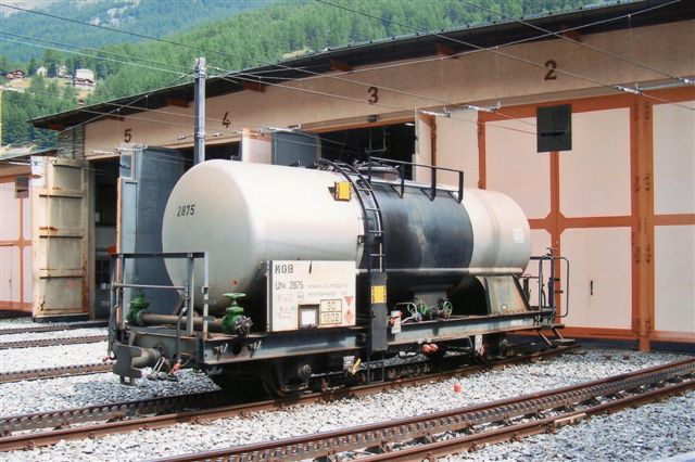Denne vogn var til brændselsolie til bjergets hoteller. Den er allerede omlitreret til MGB. Zermatt 2009.