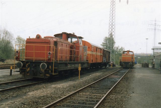 AKN V2.019, der også er fra MaK. Den holder her på sporene bag remisen. Foto fra 1989. Til højre ses V2.016.