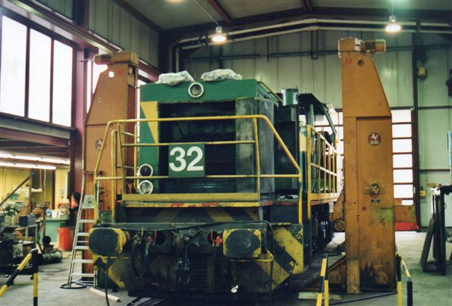 DE 32 fra Dortmunder Eisenbahn købt af AKN og under istandsættelse på værkstedet i Grusonstrasse. 2002.