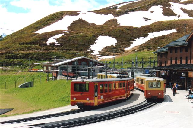 Jungfraubanens perron i Kleine Scheiegg. De to baner bruger hver sin facade af stationen. På perronen her var i øvrigt en udmærket banegårdsrestauration, men alpealliker, der tømte tallerkenerne. 2012.