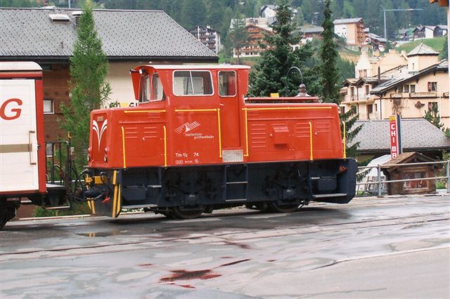 MGB Tm 2/2 74. Banen havde i Zermatt to rangerlokomotiver. Denne var uden data og kørte på godspladsen. 2009.