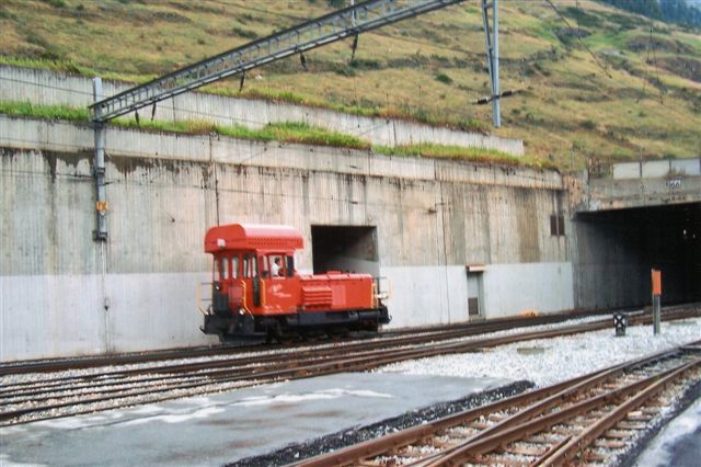 MGB Gm 3/3 72, Moyse 855/1975 rangerede på personbanegården. Tilsvarende lokomotiver hos RhB havde følgende data 55 km/t. 34 t. 220 kW. Zermatt 2009.