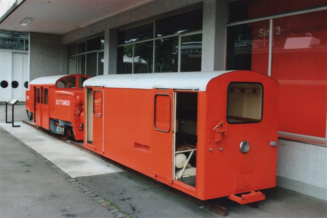 Oberhasli kaldtes dette køretøj. KWO Ba 2/2 3. Bygget af SIG 1943  5,6 t. Toget havde 27 pladser. Det transporterede ansatte, familier og skolebørn gennem en stolle under den vinterlukkede dal ved Aarefloden mod Grimselpasset. Nu er banen overflødig, da Grimselpasset er blevet et helårspas. 1928 anlagdes denne 500 mm bane, og 1995 blev den overflødig. Foto på Trafikmuseet i Luzern 2012.