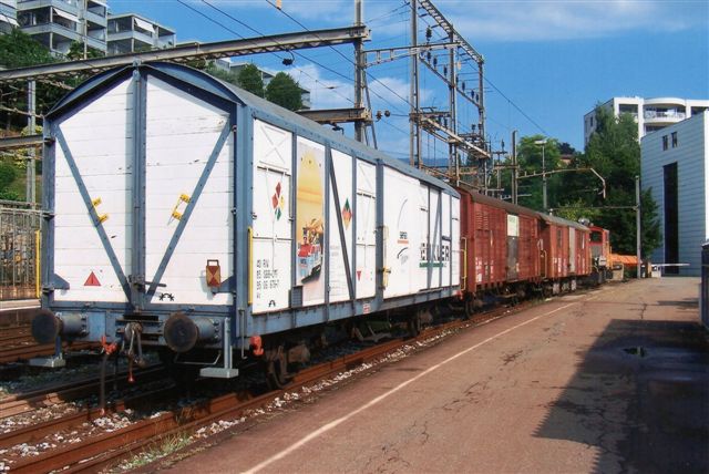 Denne velrestaurerede godsvogn uden graffiti tilhørte et sporbygningsfirma, der også havde en trolje til at trække den. Toget holder i Lugano 2009.