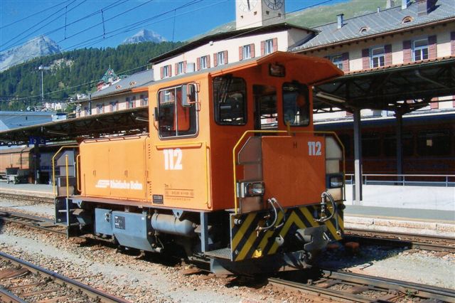 RhB Tm 2/2 fra Schöma. Typen er radiostyret, og der findes 4 styk. Flere af stationerne med rangermaskiner har som St. Moritz to strømsystemer. 2009.
