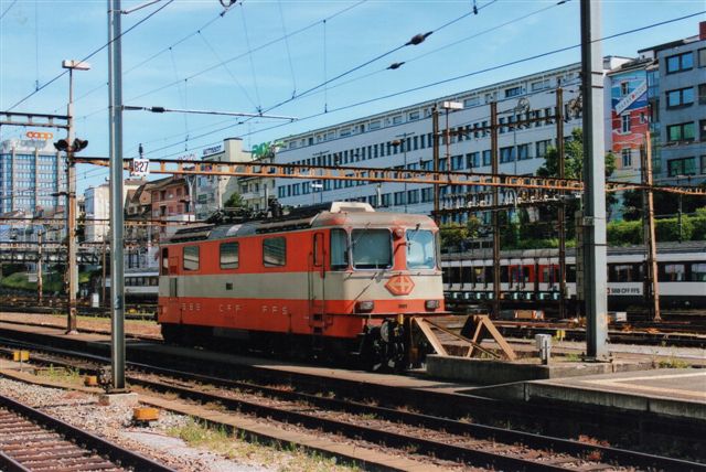 SBB 4 426. SBB 11109 i Basel 2012. Den er ombygget med centralkobling og kører lokomotivtrukne togsæt og matchede deres farver.