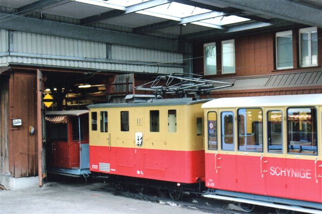 Schynige Plattte Bahn 11 og en lidt ældre personvogn ses. Wilderswill 012.