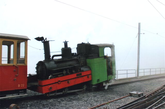 Banens damplokomotiv SPB 5, SLM 881/1894. Ved opkørslen var det noget tåget, men inden vi tog ned, forsvandt tågen. Schynige Platte 2012.