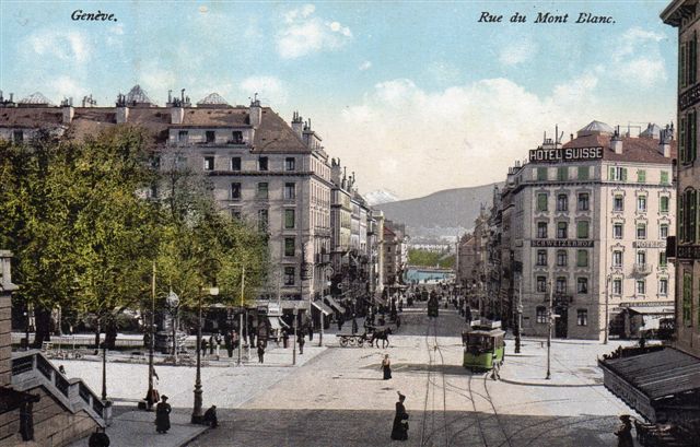 Ældre sporvogn i Rue  de Mont Blanc i Geneve. Bjerget, Europas højeste anes muligvis i baggrunden. Postkort købt 1906.