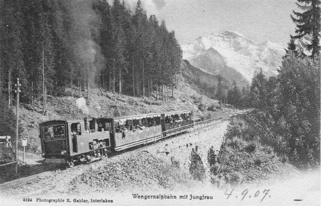 Postkort sendt 1907 med WAB damptog på vej til Kleine Scheidegg. Banen er her i dag forlagt. Lokomotivet er en af flere end maskiner.