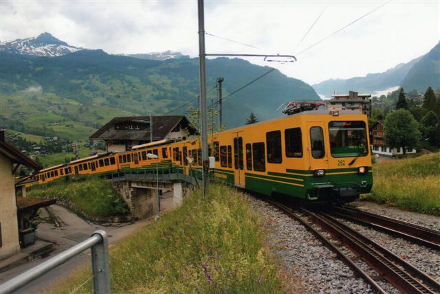 WAB 252 forlader stationen i Grindelwald. Straks går det nedad bakke. 2012.