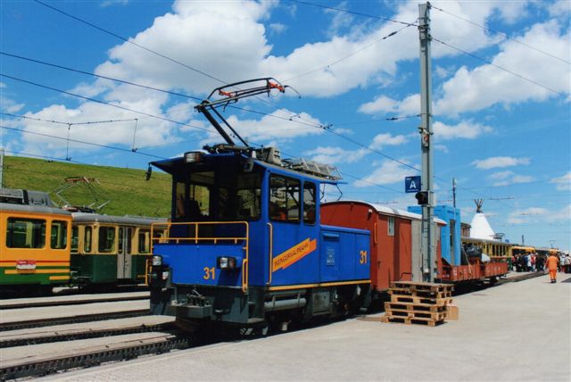 WAB 31 med godstog (arbejdstog) i Kleine Scheidegg. Rangermaskinen var bygget af Stadler. 2012.