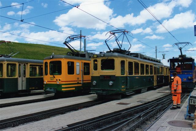 Tre motortortog af forskellige type samt rangerlokomotivet i Kleine Scheidegg. Til venstre den ældste og dernæst den yngste. 2012.