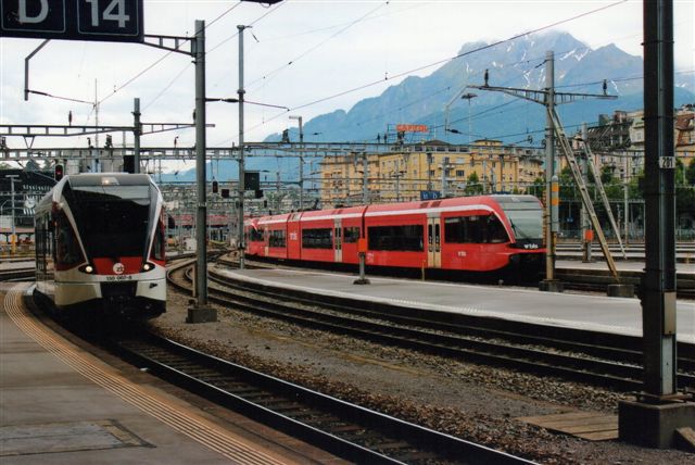  ZB 130 007-8 i Luzern 2012. Til højre en normalsporet BLS uden læsbare data.