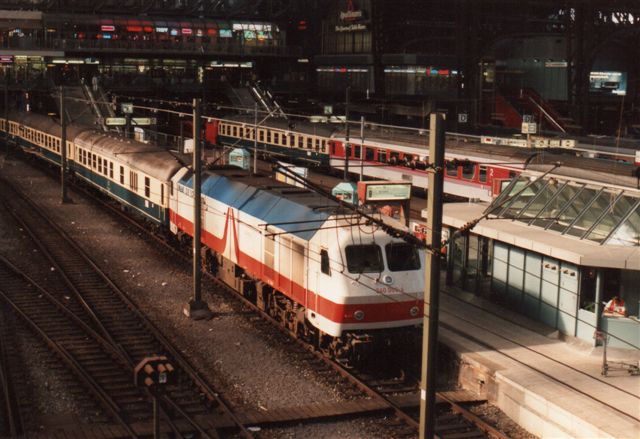 Heller ikke DB 240 002-6, der her ses i Hambor 1992, var noget særsyn. Serien bestod af tre lokomotiver bygget af MaK, som DB prøvede dog uden at falde for dem. Det gjorde NSB så til deres senere store fortrydelse. Efter en generel ombygning endte NSBs lokomotiver hos NOB. De tre MaK DE 1024-prøvelokomotiver købtes af HGK, hvor et brændte, men formentlig sammen med søstrene solgtes til Voiths lokomotivfabrik i Kiel. Sidst jeg så den en, var den ombygget til hybridlokomotiv, men alligevel hensat.