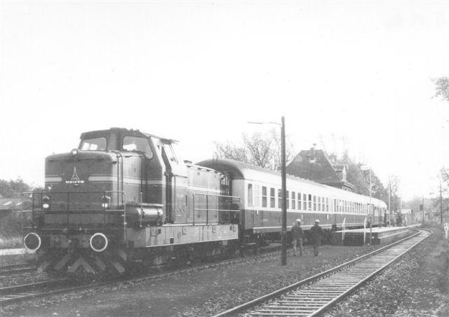AKN kørte i 1986 endnu lokomotivtrukne persontog! Toget kørte fra kassernen i Boostedt, hvor det er fotograferet til Düsseldorf med orlovssoldater. Lokomotivet er AkN V2.013, Deutz 58233/1968. Tidligere EBO 3.023.