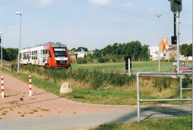 AKN-tog sydvest for Heide i Holsten 2003. Disse mere moderne togsæt har efterhånden afløst skinnebusser, Y-tog og andet ældre materiel. Mon ikke det er et Lint.