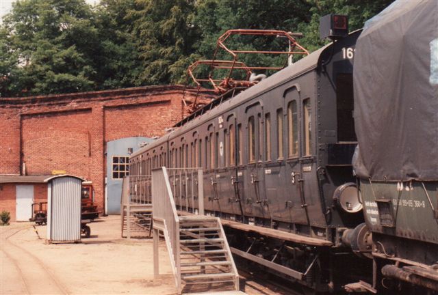 Elektrisk tog på Hamborgs forstadsbane, Blankenese - Ohlsdorf. Materiellet er bygget 1912 og kørte endnu 1952. I 1950 var det værkstedtog. I 1988 blev det fundet og hentet til Aumühle. Det er nu mærket DRG Altona 1624 A og B. Foto i Aumühle 1992.