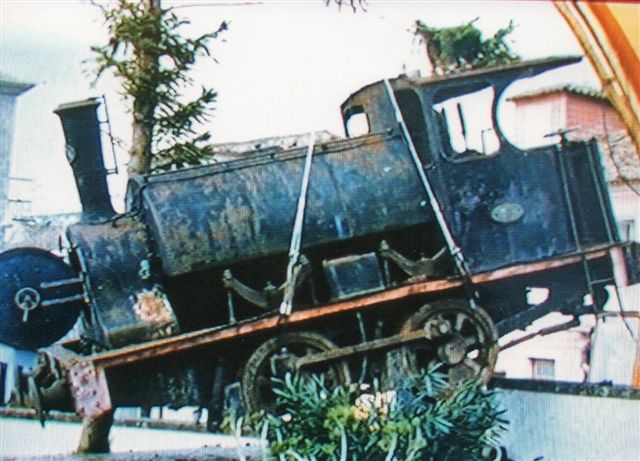 Falcon 165/1888. Her er det sikkert, at lokomotivet er på vej fra musset til Lissabon. Det havde stået ude i dårligt vejr i museets gård i flere år og var slemt medtaget. Foto: Ukendt kilde.